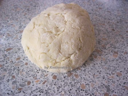 Рулет с орехами и изюмом