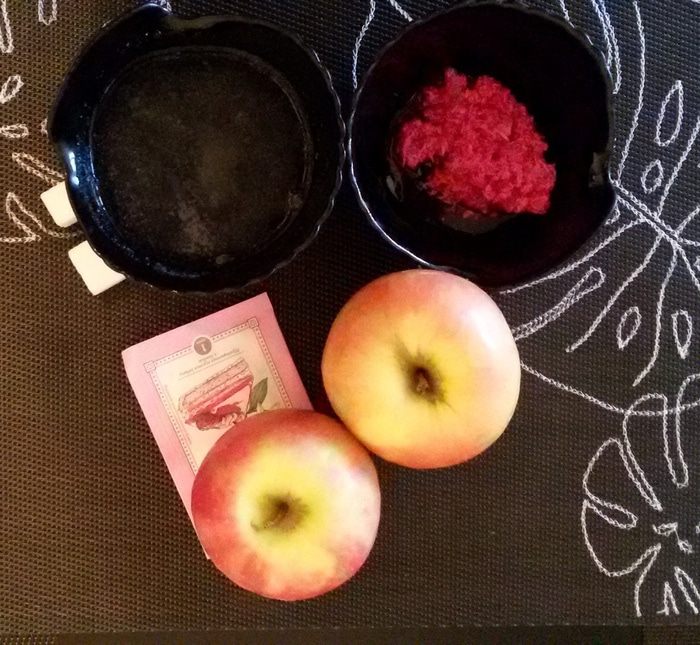 Пюре-мороженое с желе из хрена и яблок под медово-мятным соусом