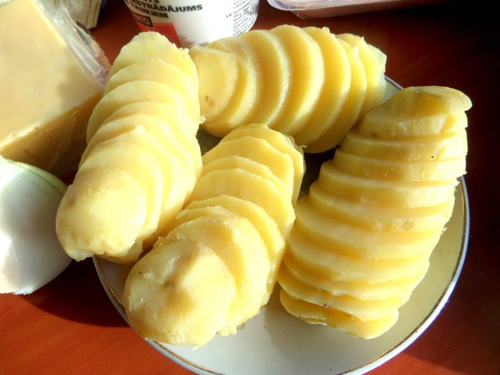 Золотистый заливной пирог с рыбой