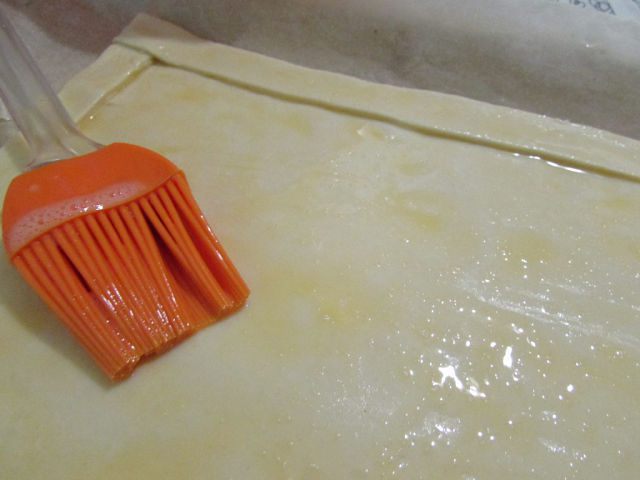 Слоеный пирог с помидорами и базиликом