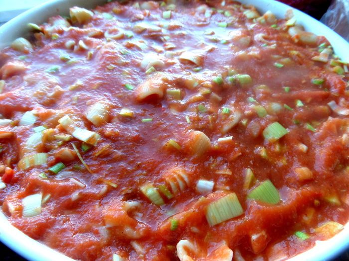 Баварские колбаски с итальянской пастой под сырным штрейзелем