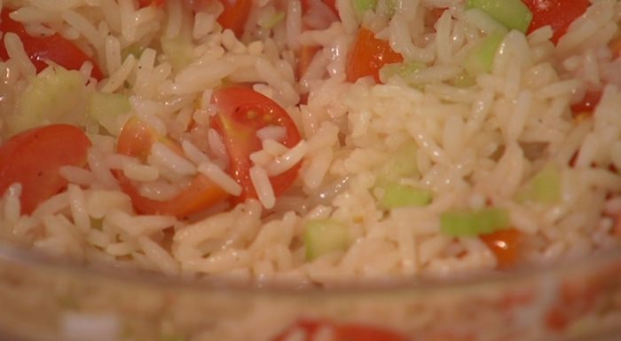 Салат с рисом, сельдереем и кедровыми орешками 