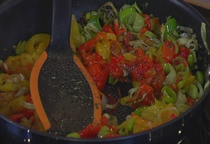 Штрудель с запеченным красным перцем и луком-пореем