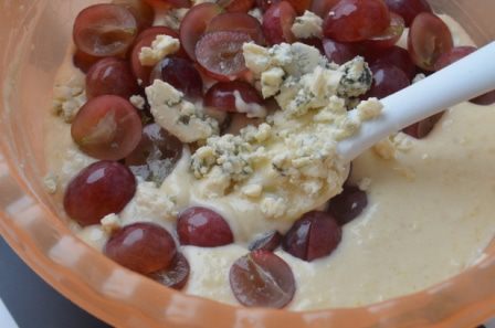 Ароматные кексы с красным виноградом и дор блю