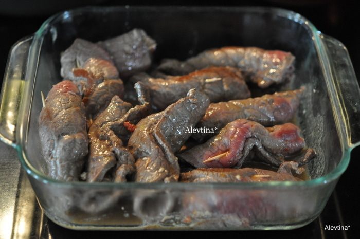 Мясные рулеты с орехами и вялеными помидорами