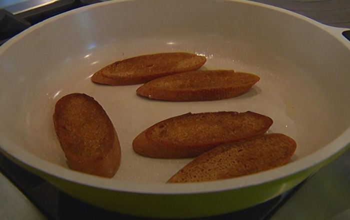 Салат с малиной и гренками с творожной начинкой 