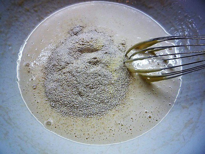 Тесто в чашке. Намазка на хлеб из манки и хамсы в 90е. Как сделать тесто для рыбалки из манки тёмный хлеб, молоко и семечки. Хлеб из манки на сковороде