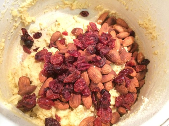 Кантучини с миндалем и вяленой вишней