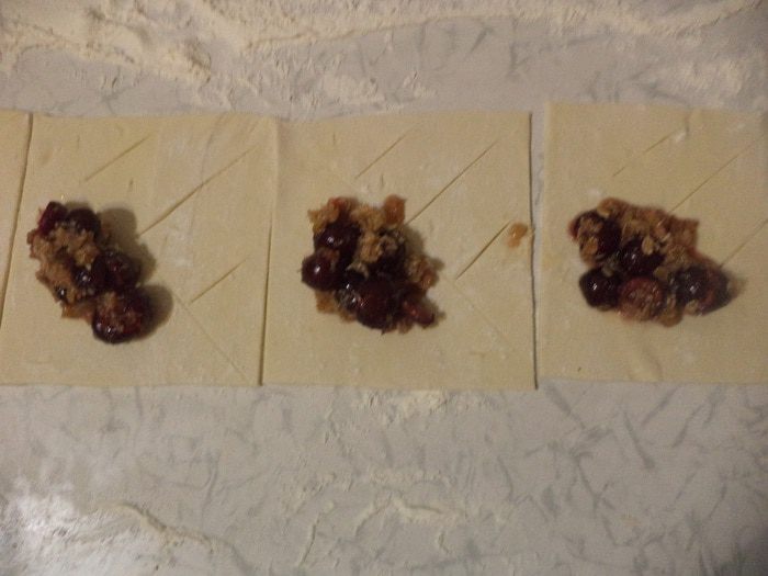 Слоеные пирожки с вишнево-кокосовой начинкой