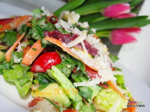 Салат с фиолетовой морковкой, зернышками граната и пармезаном