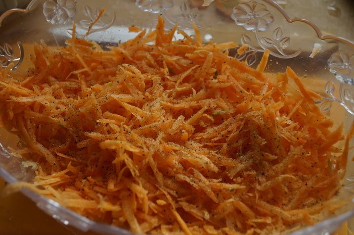 Легкий салат с морковкой и мясом