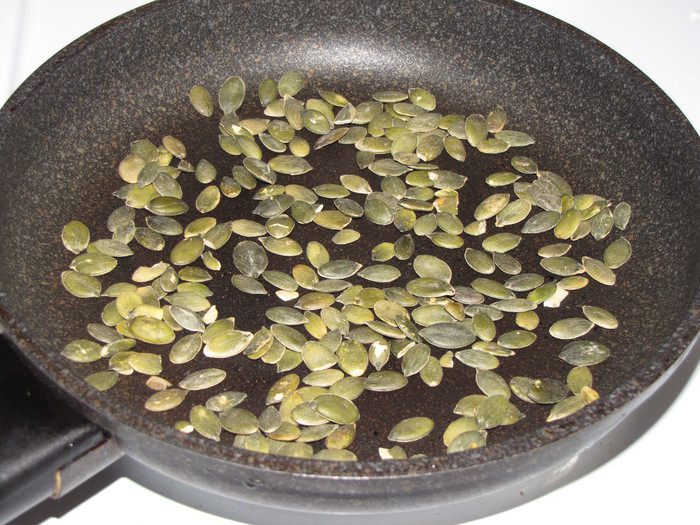 Салат из краснокочанной купусты с тыквенными семечками