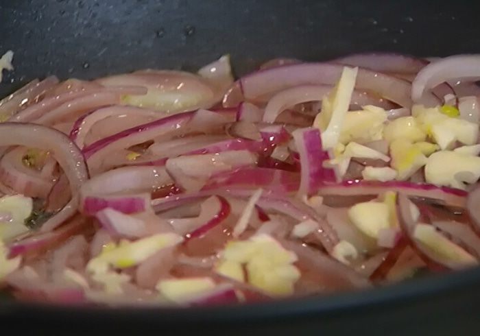 Омлет с грибами и куриной печенкой     