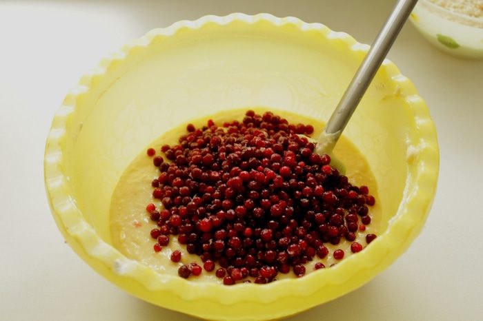 Кекс с брусникой и лимонным штрейзелем