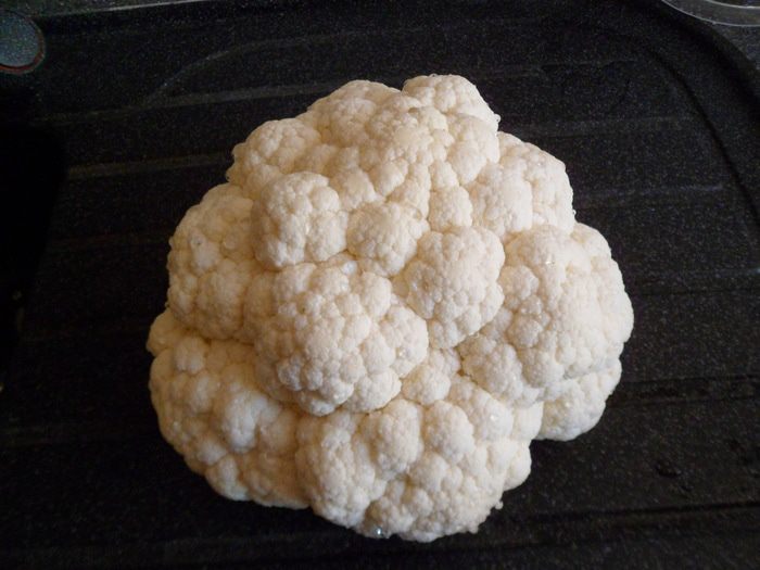 Запеченная цветная капуста с йогуртово-мятным соусом