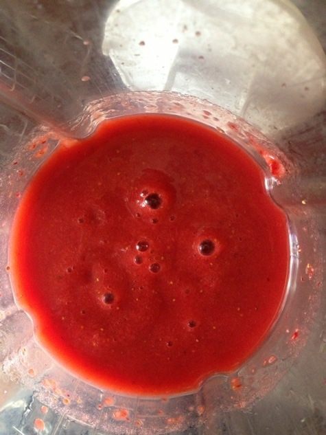 Клубничные профитроли с творожно-базиликовым кремом