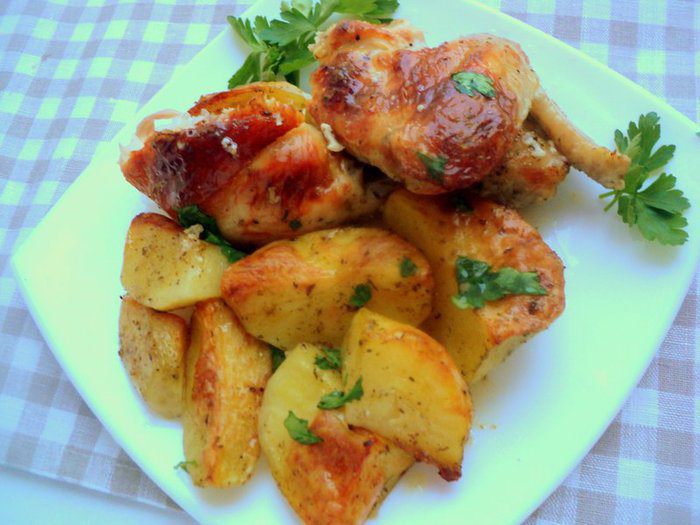 Курочка, запеченная с картофелем по-домашнему