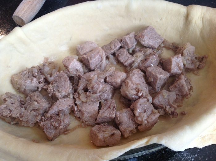 Пирог со свининой, щавелем и сыром