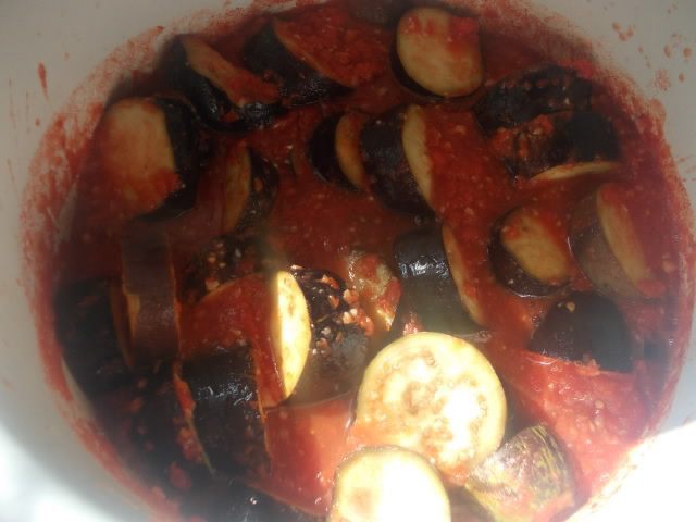 Баклажаны в томате с чесноком