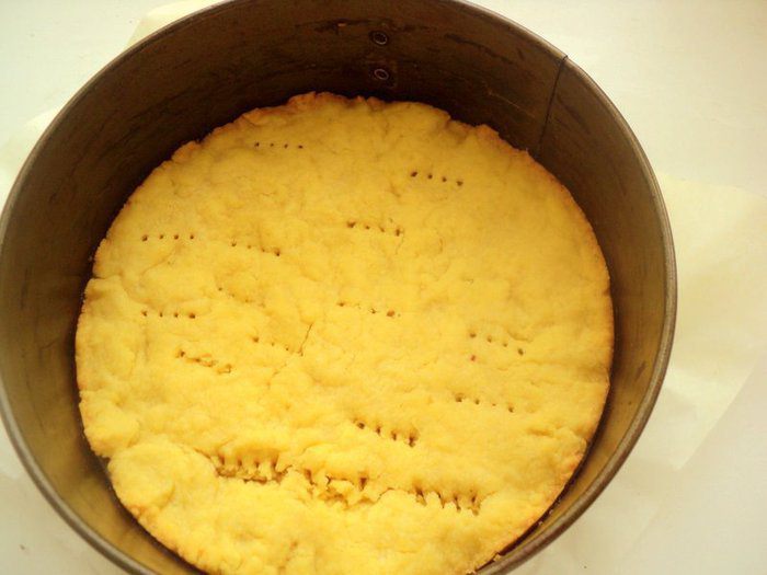 Творожник с абрикосами и вишней