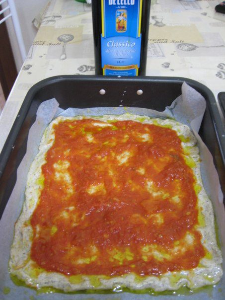 Пицца на гречневой муке с острыми креветками и руколой