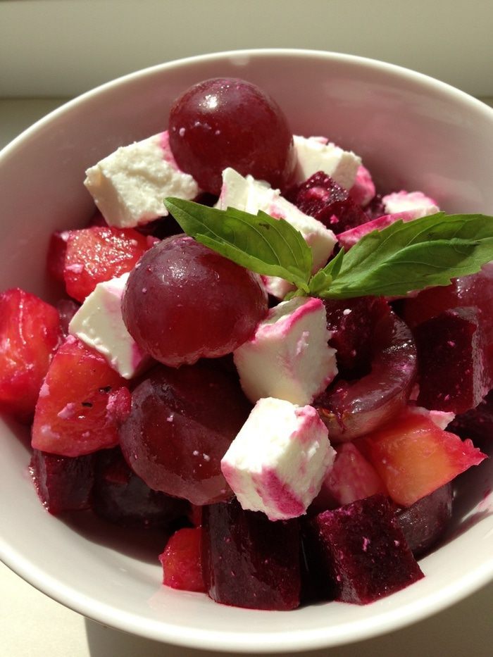 Салат со свеклой, фруктами и фетой