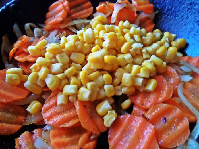 Тёплый овощной салат с рыбой и пастой