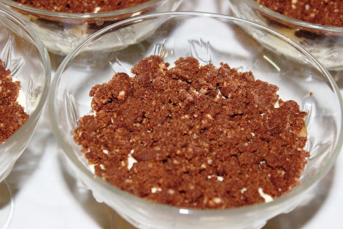 Шоколадно-ананасовый десерт с меренгами