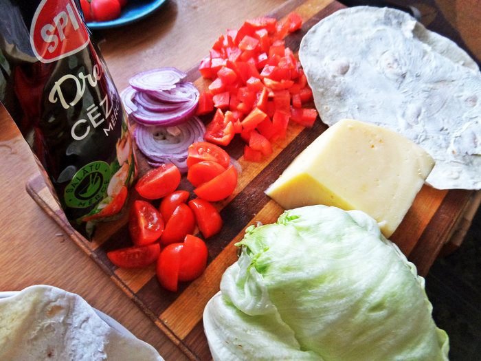 Закуска с курицей и сыром в тортилье