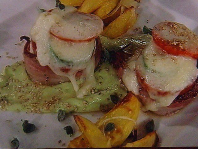 Запеченные под моцарелой свиные медальоны с хрустящей картошкой