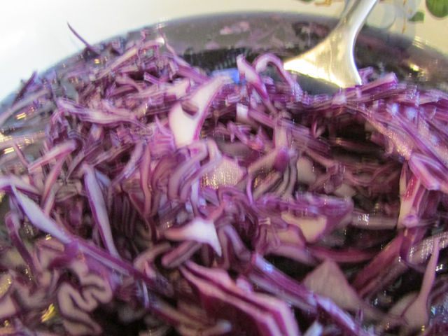 Краснокочанная капуста, консервированная со сливами