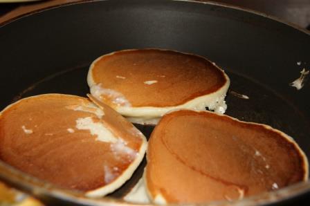 Панкейки творожные со смородиново-медовым соусом