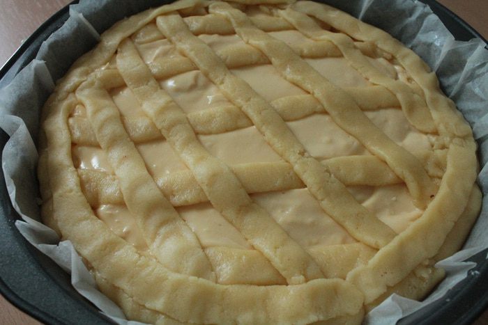 Пирог с персиками и пудингом из ряженки