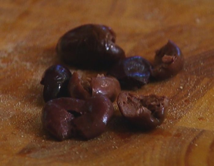 Теплый салат из брокколи, бурраты и чили