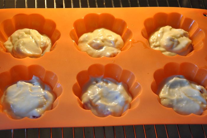 Капкейки с вяленой вишней и взбитыми сливками