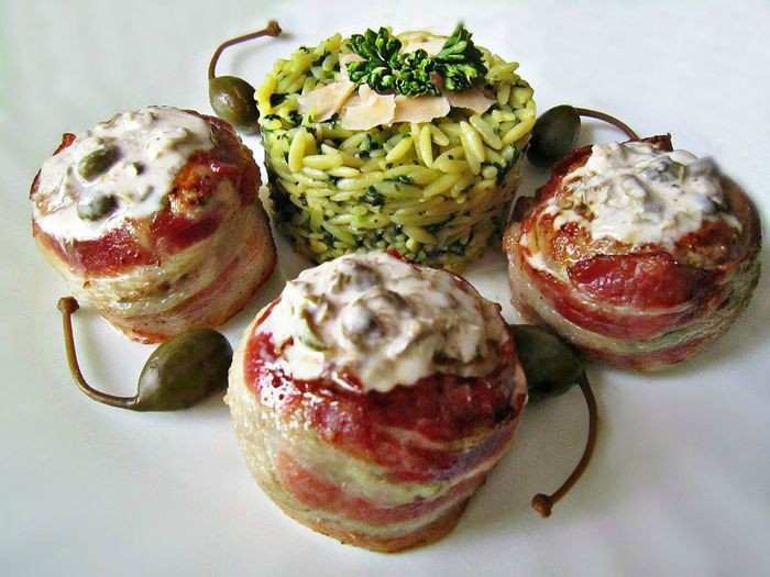 Медальоны в беконе с соусом из каперсов и пастой рисони