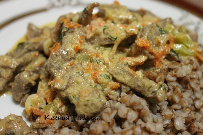 Гуляш из говядины со сметаной