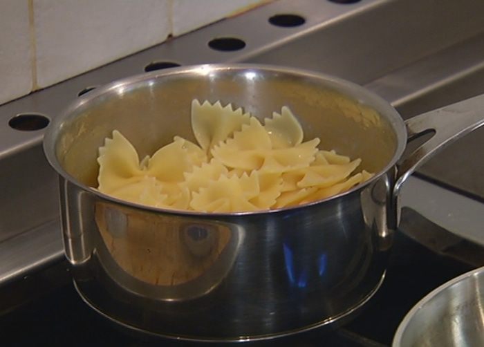 Фриттата с пастой и красным песто 