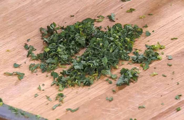 Мятные сырники с маслинами и сметанным соусом 