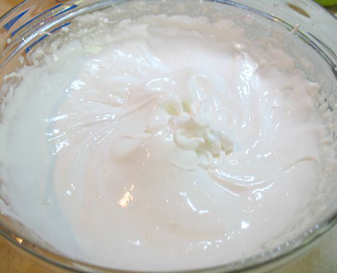 Воздушные кексы со смородиной