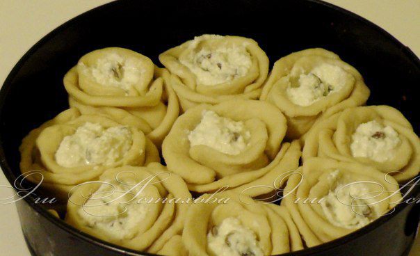 Пирог с творожными розами