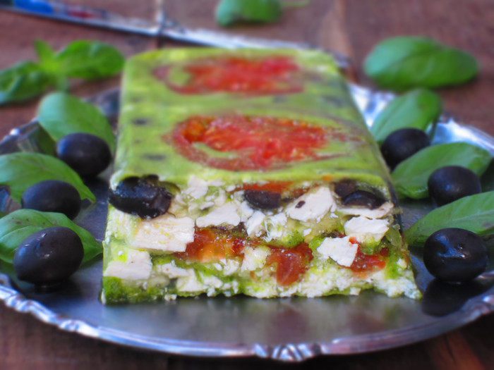 Террин с помидорами, фетой и оливками 