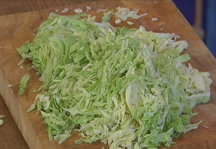 Капуста, тушенная с белыми грибами