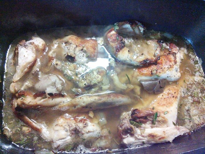 Кролик, тушенный с белыми грибами в сырном соусе