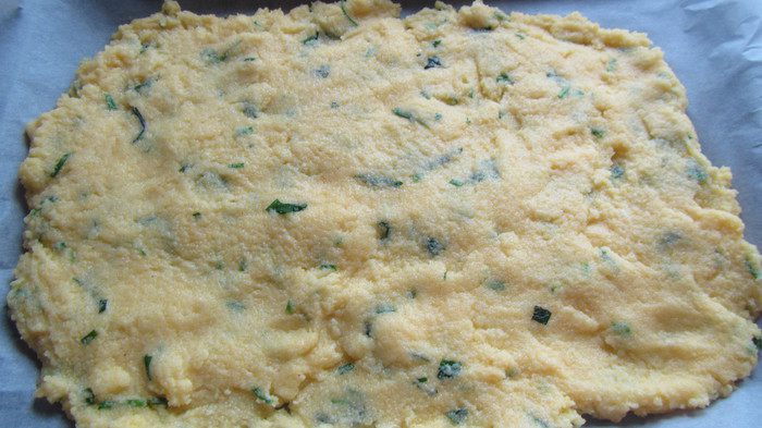 Полента с грибами, свежими травами и пармезаном