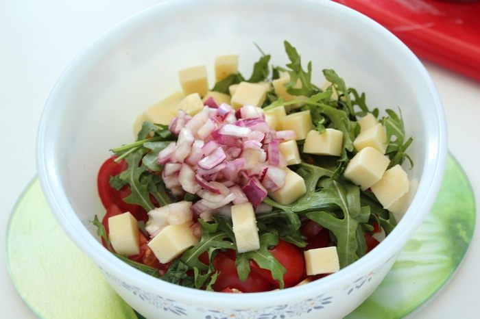 Салат из помидоров с руколой, фетой и сухариками