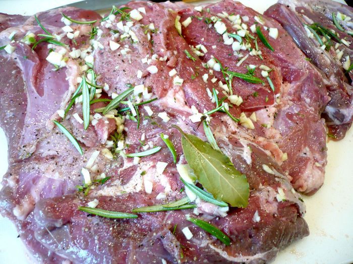 Пошированное филе ягненка под яблочно-карамельным соусом