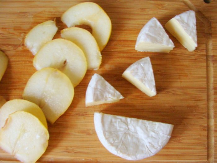 Закуска из горячего сыра бри 