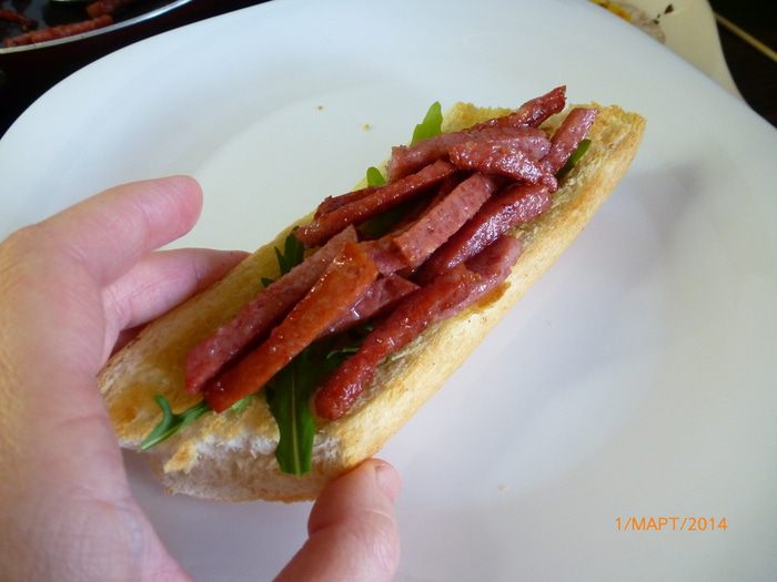 Горячий бутерброд с колбасой и сметанным соусом