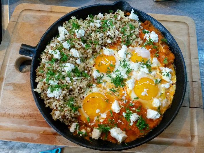 Шакшука с киноа и брынзой